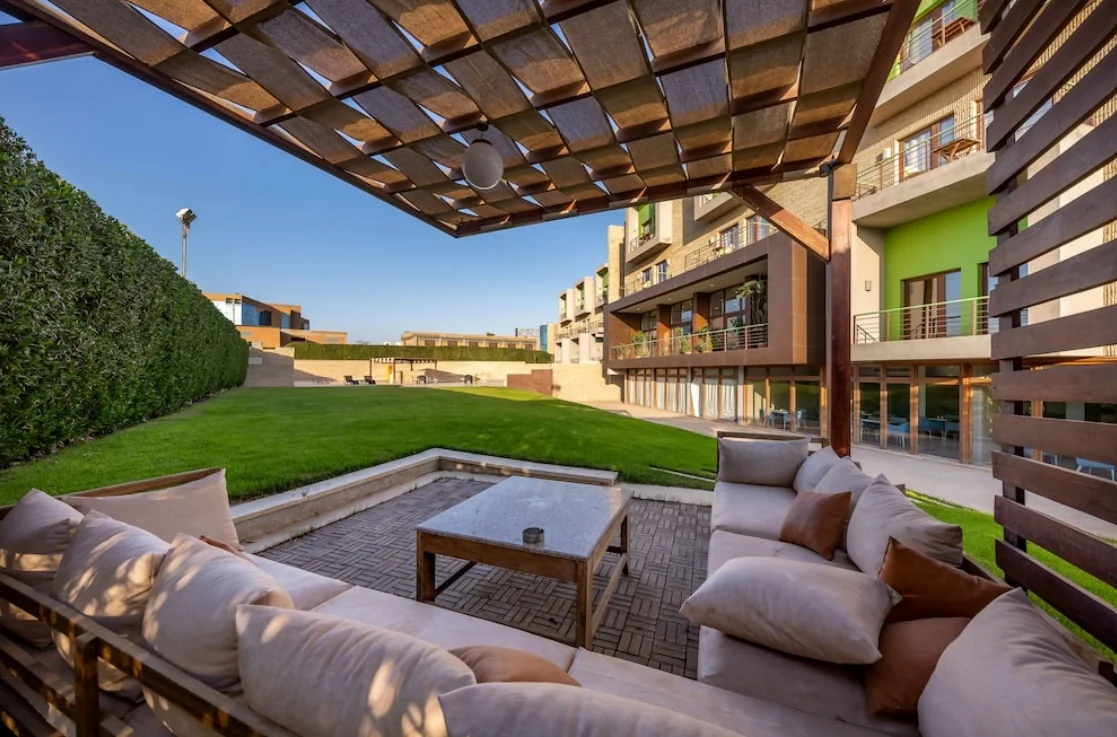 E2 Lodge outdoor lounge under pergola